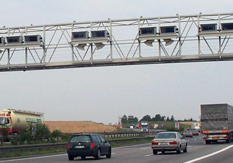 Fertigung und Montage von 300 Autobahnkontrollbrücken für die deutsche LKW-Maut.