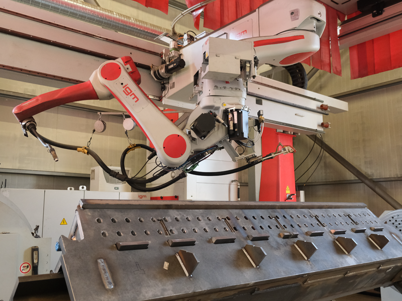 Industrieller Schweißroboter von igm Robotersysteme AG